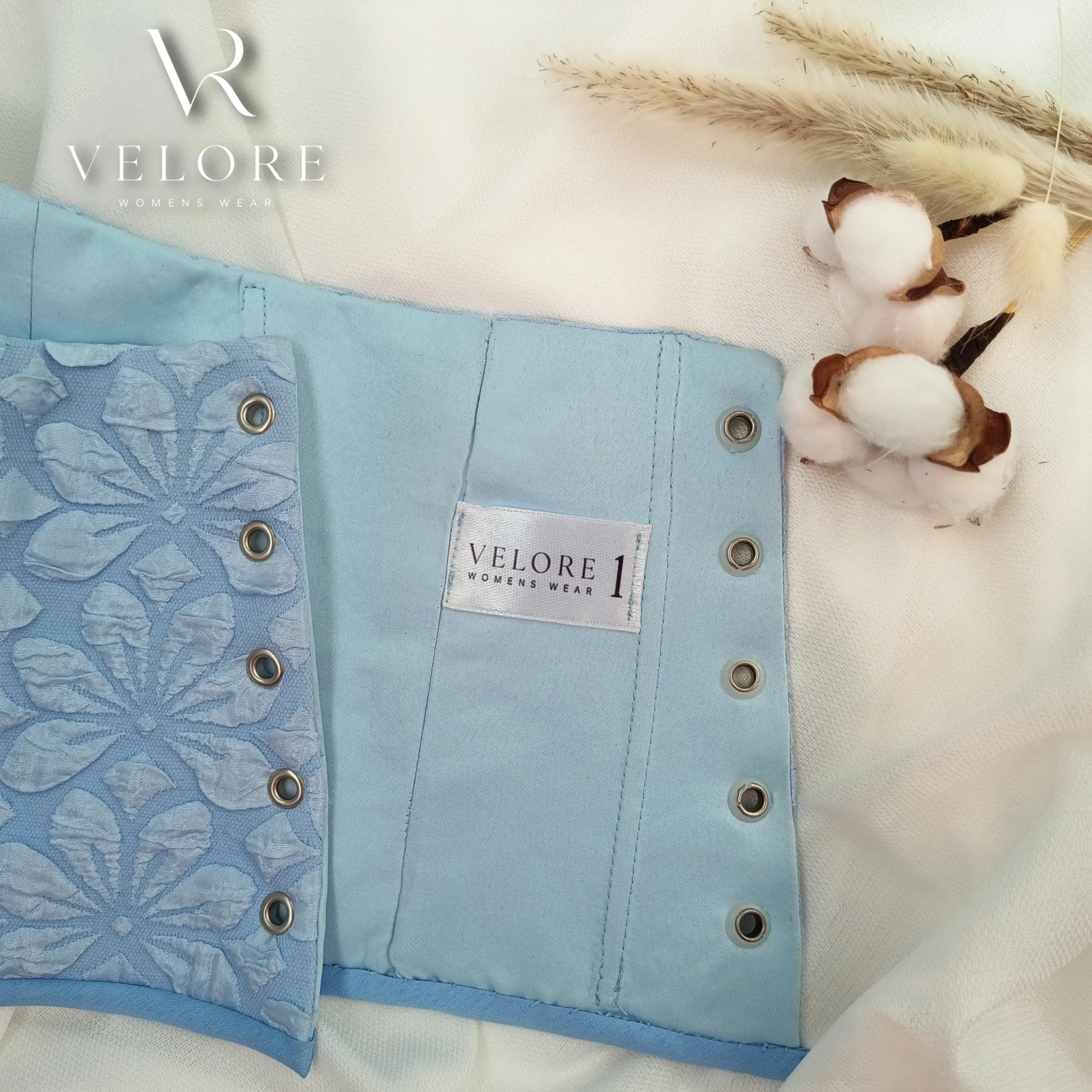 کراپ دکلته مدل Bloom از برند VELORE نمای داخل
